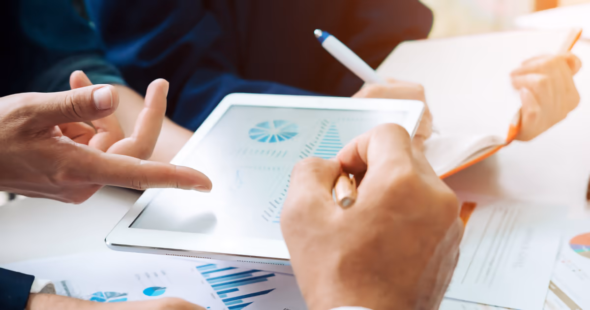 تأسيس المشاريع في الإمارات لتحديد نموذج العمل